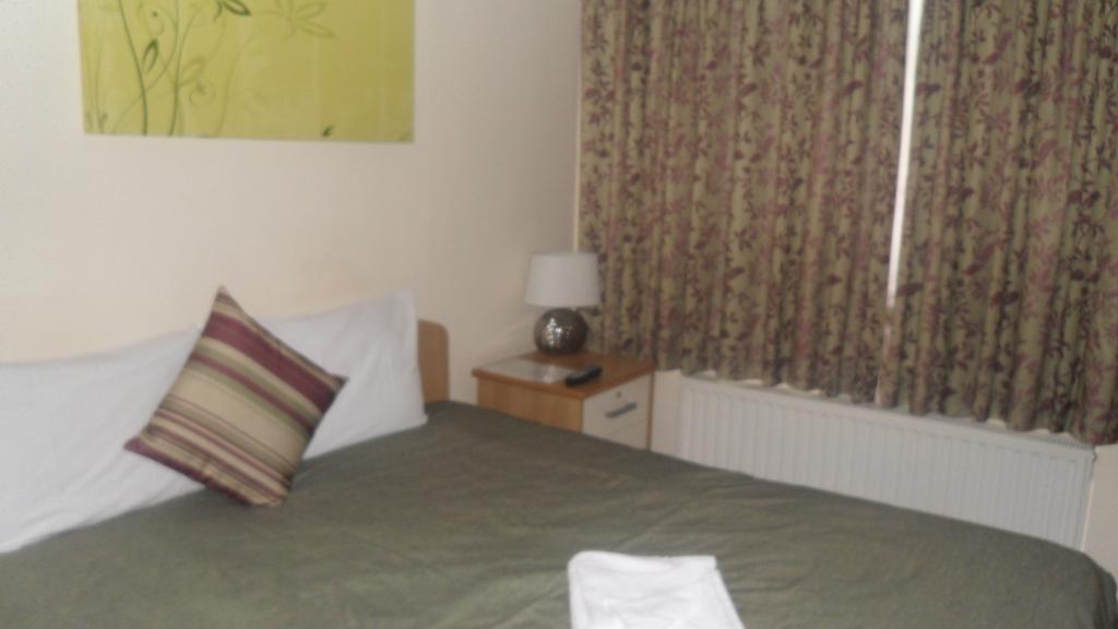 Montrose Guest House Romford Esterno foto
