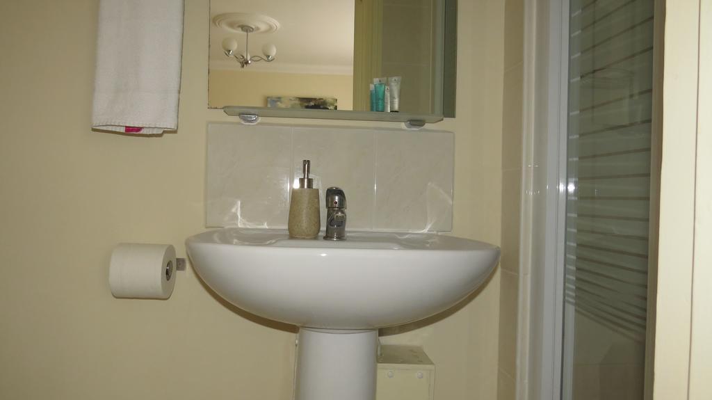Montrose Guest House Romford Esterno foto