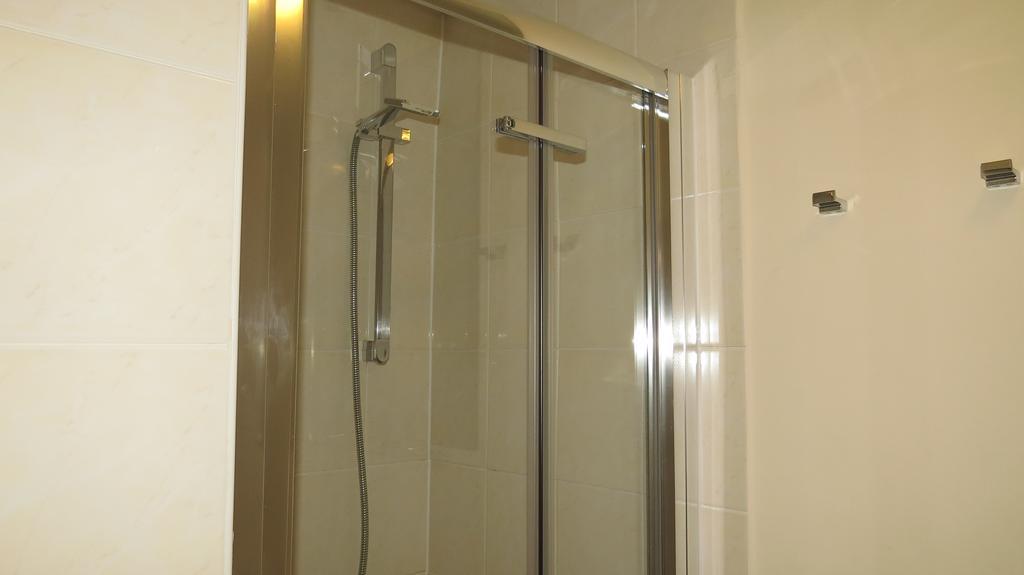 Montrose Guest House Romford Esterno foto