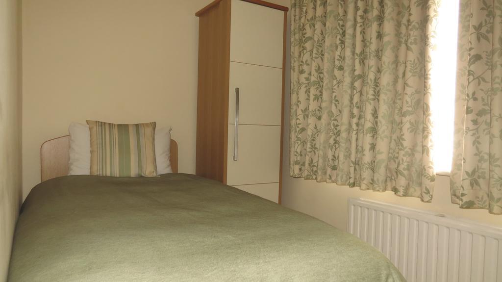 Montrose Guest House Romford Esterno foto