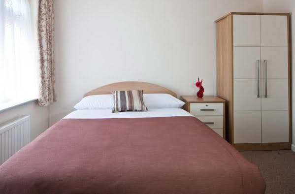 Montrose Guest House Romford Esterno foto
